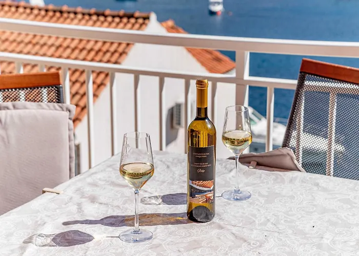 Kuzma - One-bedroom With Balcony And Sea View Apartament